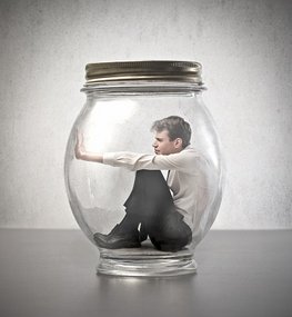 Angst is onze vijand geworden. Als je bang bent, ben je laf, als je bang bent voor iets waar de gemiddelde mens niet bang voor is, dan is er iets mis met je, angst is naar en verkeerd en dus zijn we bang voor angst geworden. 